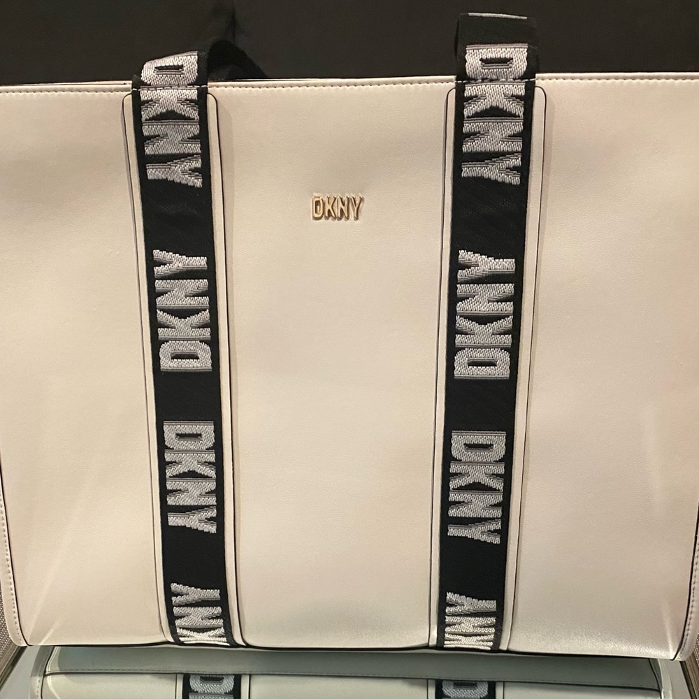 DKNY Lg  Cassi Purse/Tote.Beige/Creme Black Straps. Very Roomy, snaps each side